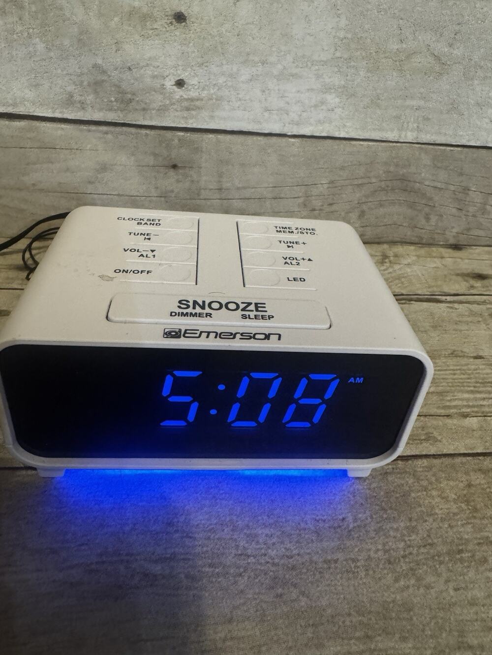 Emerson SmartSet Dual Alarm Clock Radio AM FM Radio Dimmer Sleep Timer Blue LED